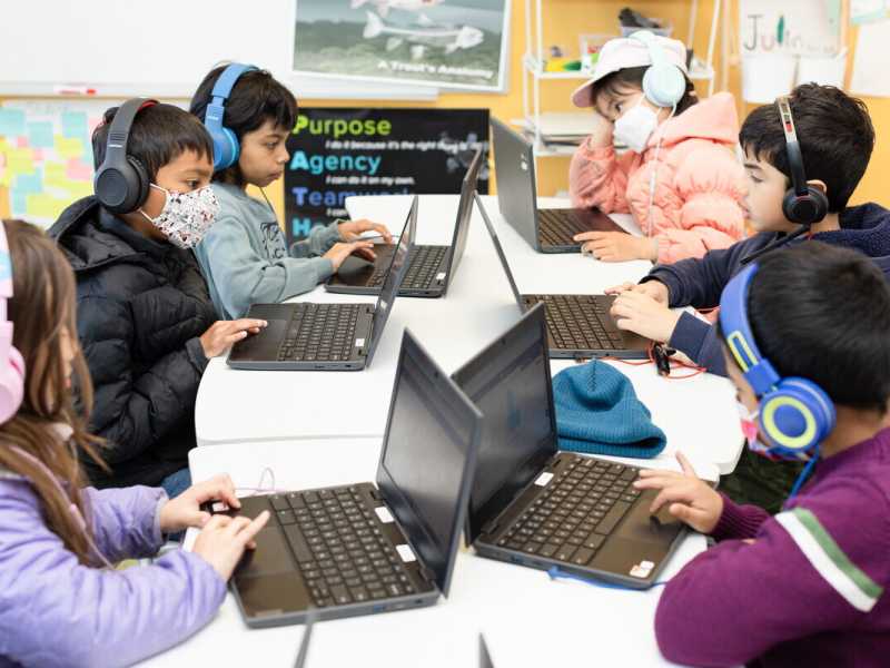 Studenti in California svolgono un compito in classe utilizzando Khanmigo, chatbot basato sull'intelligenza artificiale (Constanza Hevia H./Getty Images) <br />