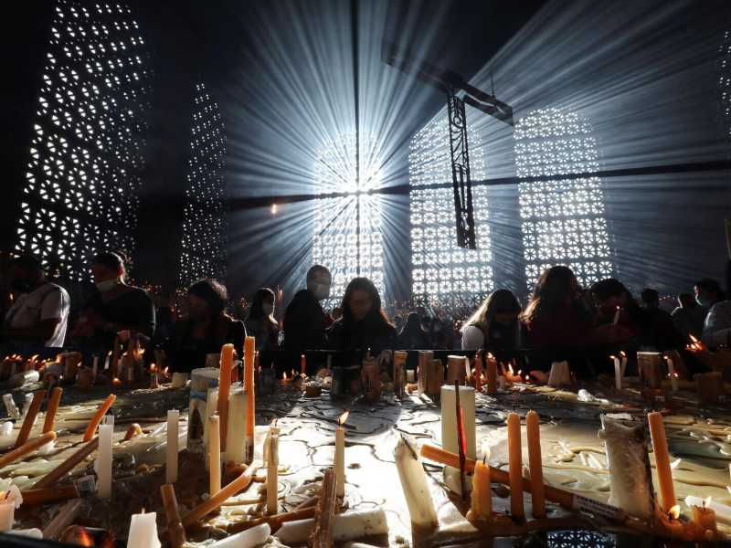 &nbsp;L&rsquo;accensione delle candele durante il giorno di Nostra signora di Aparecida in Brasile - foto Ansa