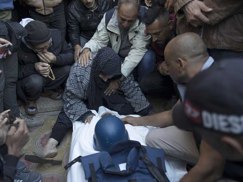 &nbsp;Una donna che piange un giornalista ucciso a Gaza - foto Ansa