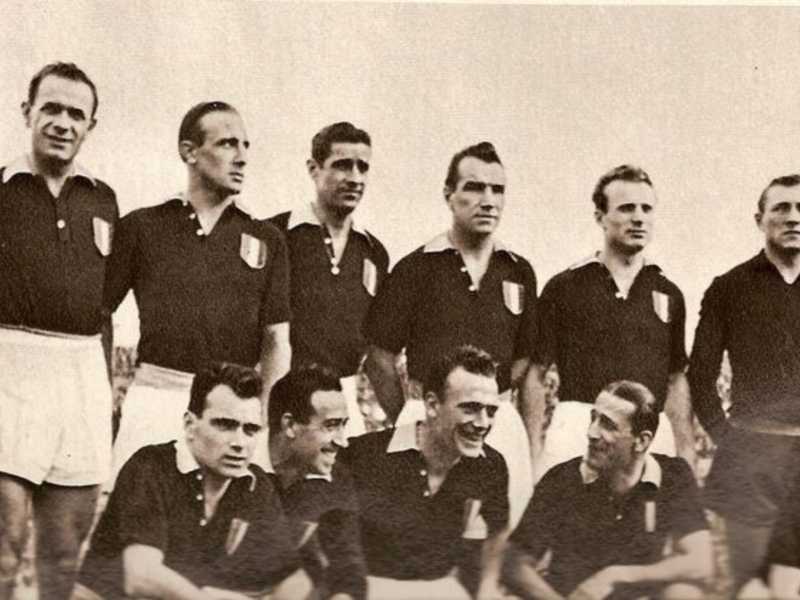 Erbstein (primo a destra) in una foto con i suoi giocatori del Grande Torino <br />