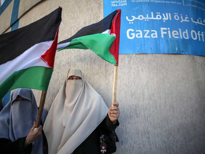 Protesta all'ingresso della sede dell'Unrwa a Gaza City il 7 agosto 2023 (Foto di Majdi Fathi/NurPhoto via Getty Images) <br />