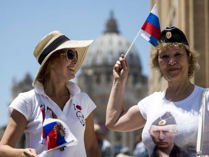 Russi attendono l'arrivo del presidente Putin a San Pietro per l'incontro con Papa Francesco in Vaticano il 4 luglio 2019 (NSA)&nbsp;<br />
