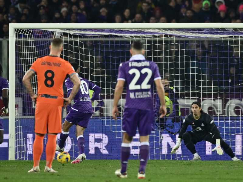 L'errore dal dischetto di Nico Gonzalez della Fiorentina contro l'Inter (foto LaPresse)<br />