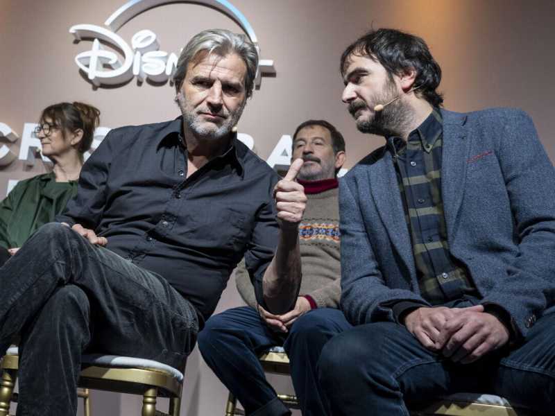 Alberto Sanjuan e Aitor Arregi durante la presentazione della nuova serie di Disney+ Cristobal Balenciaga (Foto Ansa) <br />