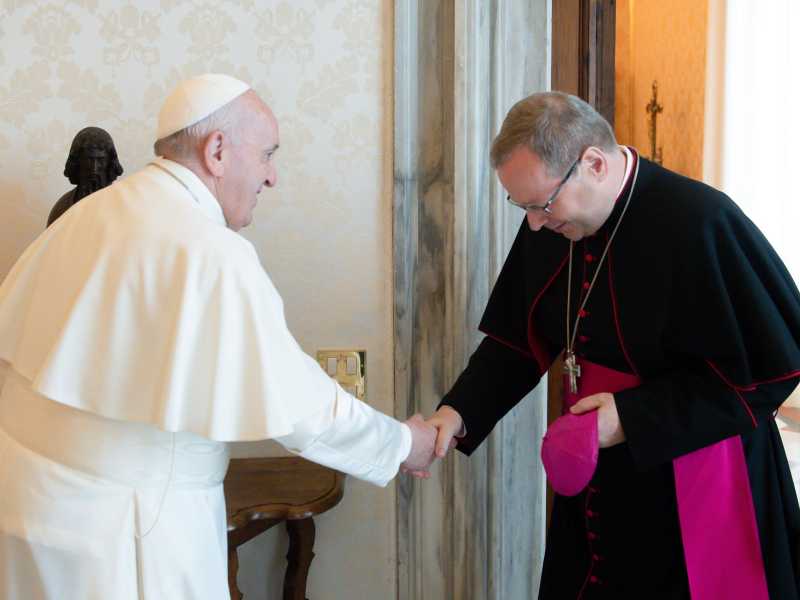 Papa Francesco con il vescovo Georg B&auml;tzing (foto Ansa / Vatican Media Press Office)&nbsp;<br />
