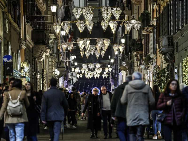 &nbsp;Una via dello shopping in Italia - foto Ansa