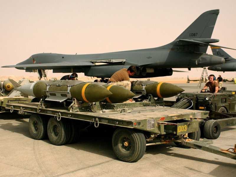Soldati americani si preparano a caricare un bombardiere B-1 (Cherie A. Thurlby/Aeronautica americana/Getty Images) <br />