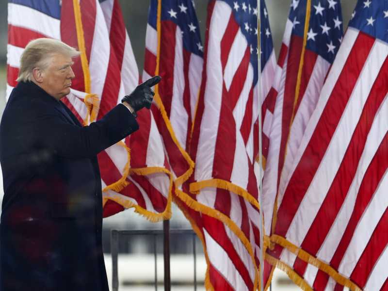 Donald Trump saluta la folla al raduno "Stop The Steal" il 6 gennaio 2021 a Washington DC (Foto di Tasos Katopodis/Getty Images)&nbsp;<br />