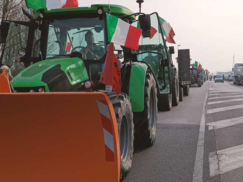 Trattori e rettori: gara Meloni-Salvini per gli agricoltori, stop di Bernini agli atenei online