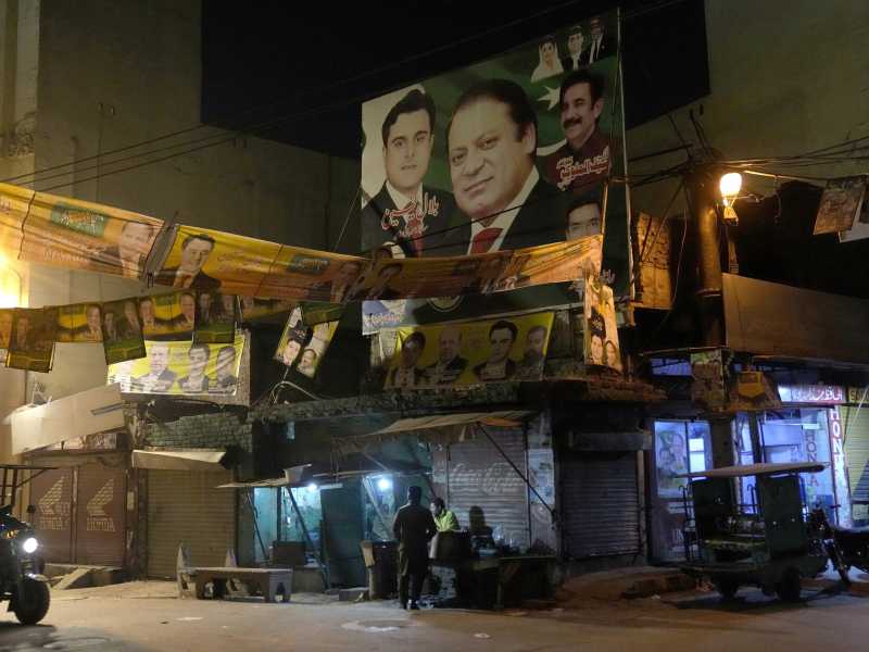 I manifesti della campagna elettorale di Nawaz Sharif in un mercato a Lahore, Pakistan, 5 febbraio 2024 (AP Photo/KM Chaudary) <br />