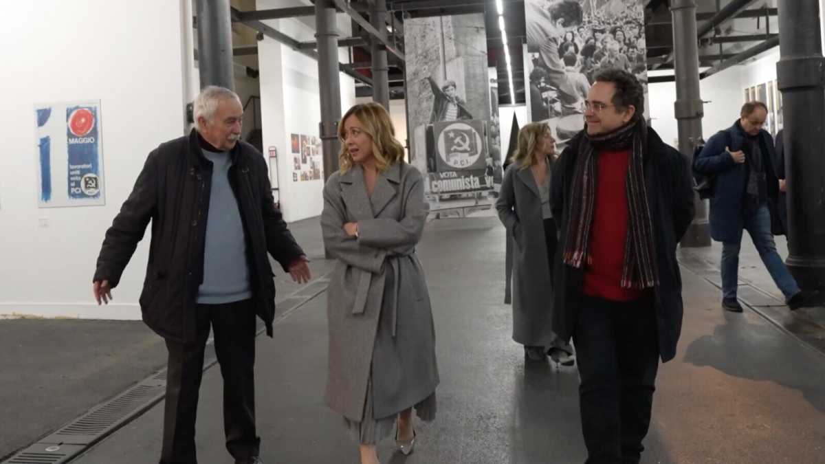 Immagine di Meloni visita la mostra su Berlinguer: "L'unica soluzione ai problemi è la politica"