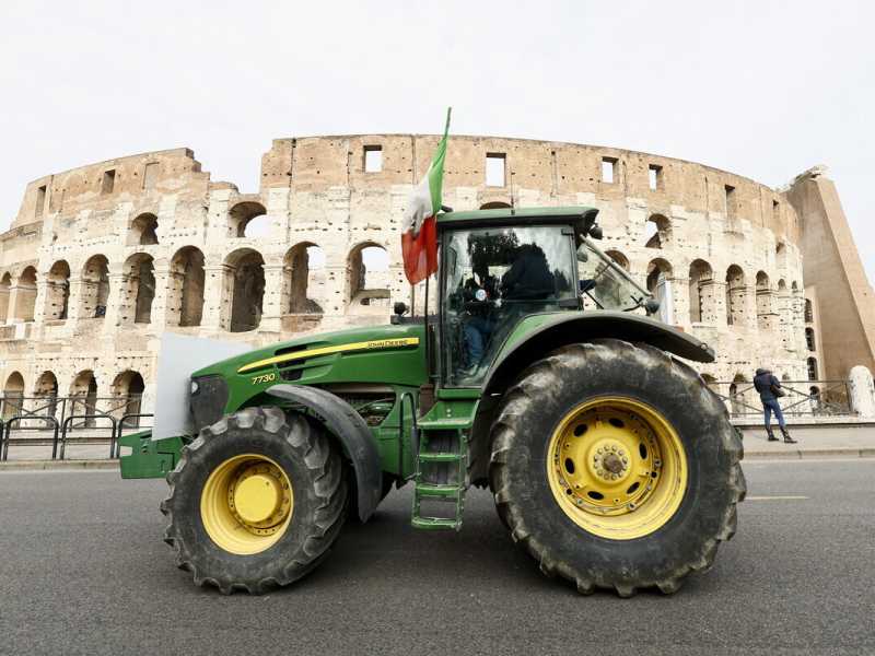 Meloni promette "no Irpef" agli agricoltori, ma Salvini la supera: prezzi di stato per i prodotti, alla Marx
