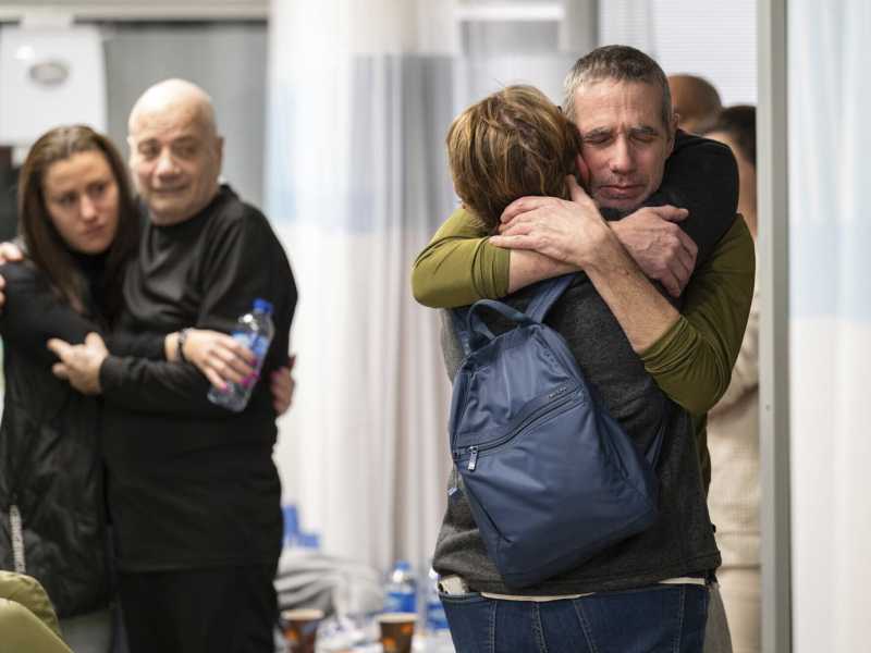 Gli ostaggi Fernando Simon Marman (a destra) e Luis Har (a sinistra) abbracciano i famigliari dopo la liberazione/ LaPresse&nbsp;<br />