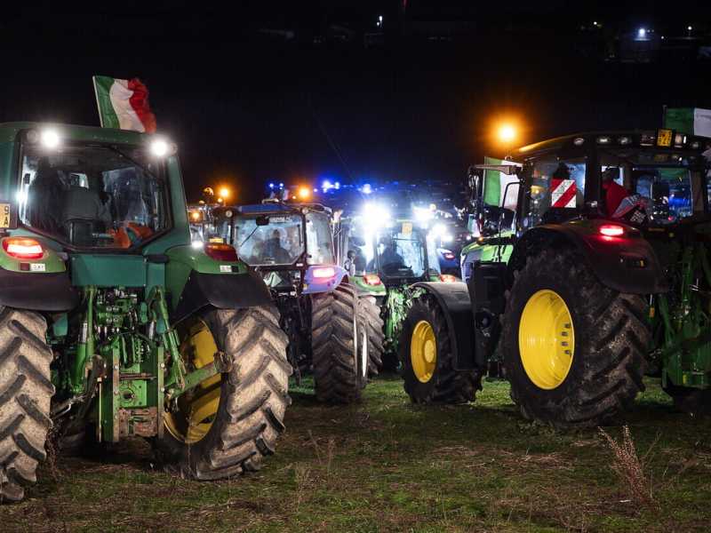 Gli agricoltori di "Riscatto Agricolo" con i trattori durante la manifestazione sul "Grande Raccordo Anulare", Roma, 9 febbraio (Ansa)&nbsp;<br />