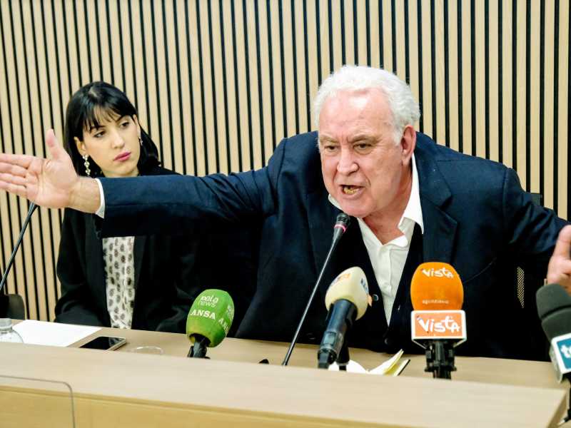 Santoro presenta la sua lista pacifista per le europee: " Pescheremo dal non voto"