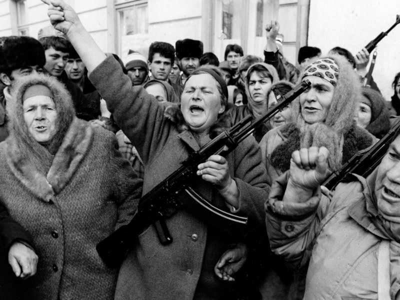 Dicembre 1994 Russia Cecenia Guerra Civile, la folla davanti al parlamento Ceceno (Archivio Storico LaPresse) <br />
