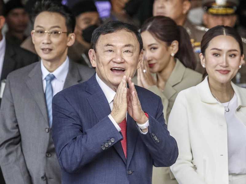  L'ex premier Thaksin Shinawatra prima di essere incarcerato - foto Ansa