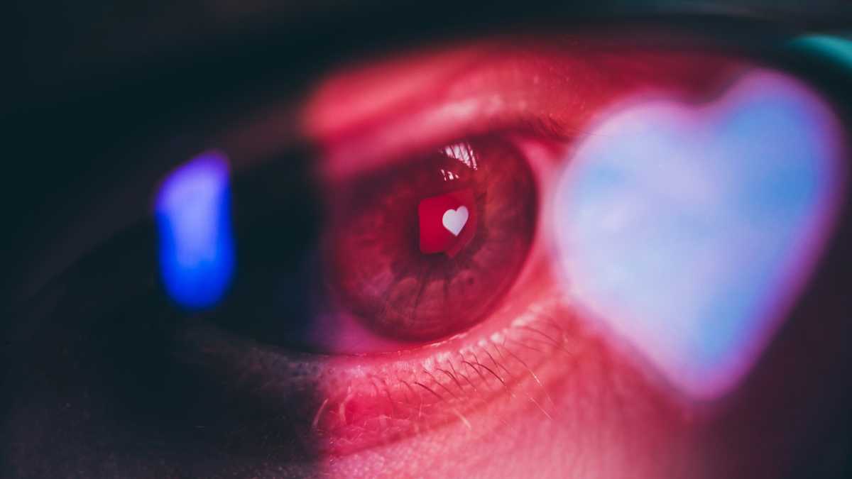 Immagine di I social grondano davvero del "sangue" dei ragazzi? Le colpe che gli adulti nascondono