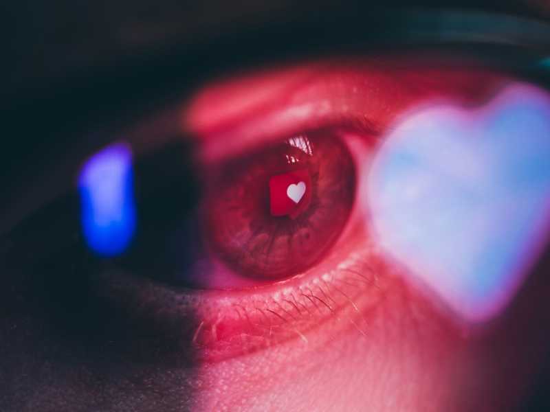 I social grondano davvero del "sangue" dei ragazzi? Le colpe che gli adulti nascondono