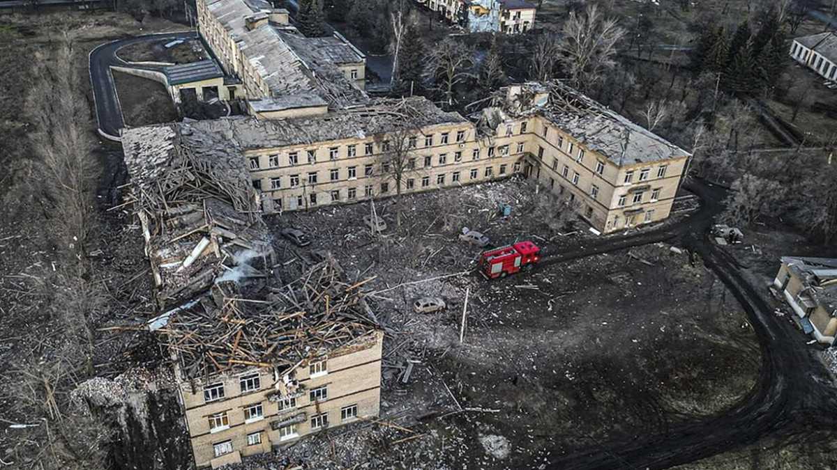 Immagine di Gli Himars sulla parata russa e la foto della protesta filoucraina, 10 anni fa, mentre Yanukovich fuggiva