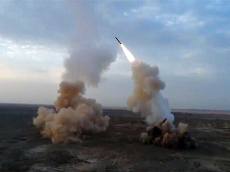 Lancio di missili balistici sotterranei da parte della Guardia rivoluzionaria iraniana nello Stretto di Hormuz, Iran, 29 luglio 2020 (Ansa) 