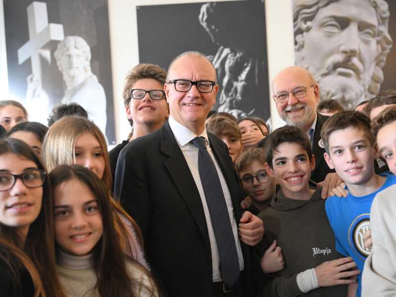 Il ministro dell'Istruzione Giuseppe Valditara con alcuni studenti della' Scuola privata paritaria Fondazione Vasilij Grossman (foto Ansa)&nbsp;<br />