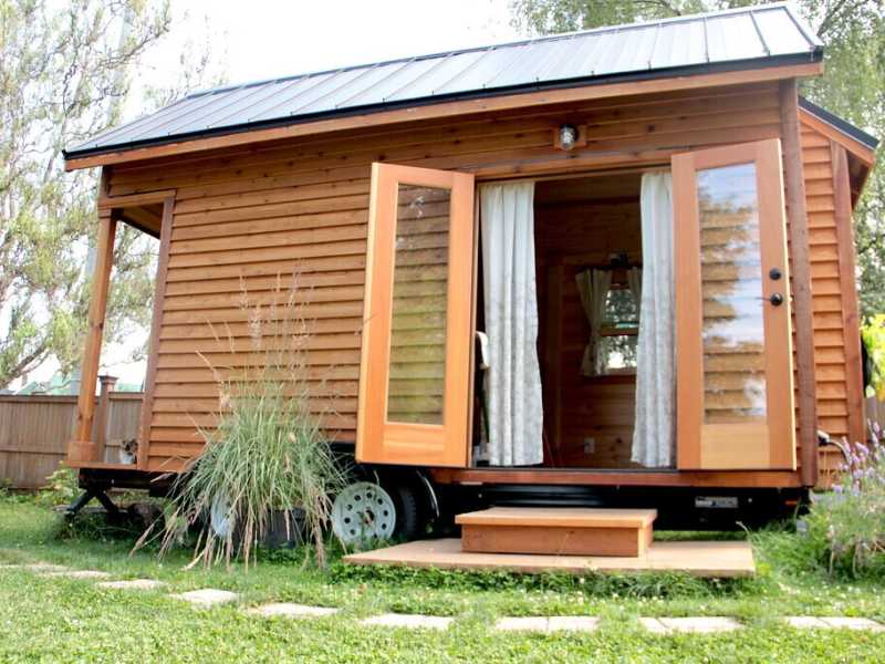 Due cuori e una tiny house: dimentichiamoci delle ville, il futuro è piccolo