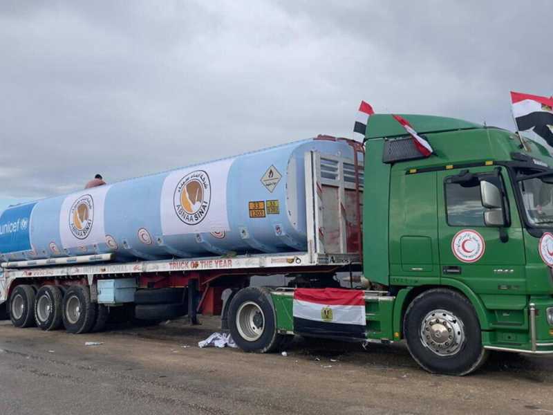 Rafah, uno dei camion della società Sons of Sinai di al Argani, con la scritta "Abnaa Sinai" vicino alla bandiera dell'Unicef (foto Ansa)