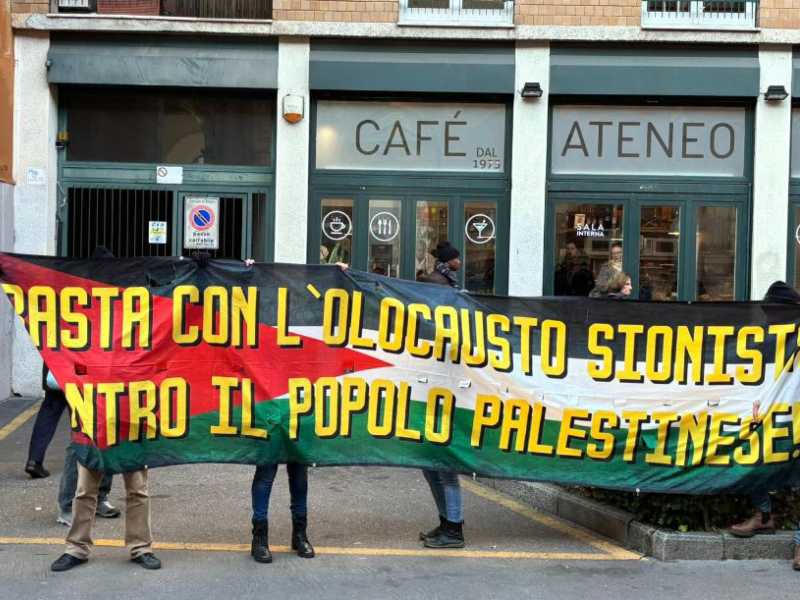 Striscione pro Palestina davanti all'Università Statale di Milano <br />