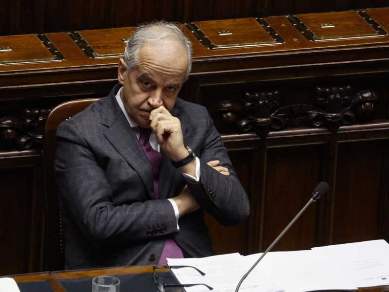 Piantedosi apre un'indagine sulle manganellate a Pisa. Oggi l'informativa a Meloni