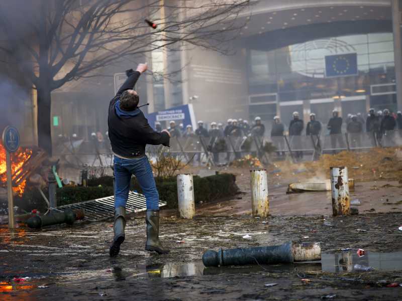 Protesta degli agricoltori davanti al Parlamento europeo a Bruxelles (LaPresse)&nbsp;<br />