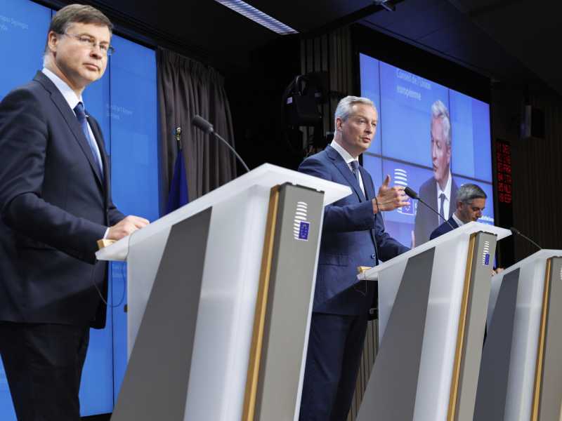 Valdis Dombrovskis e Bruno Le Maire parlano dopo l'ECOFIN a Bruxelles (Foto AP/Olivier Matthys) <br />