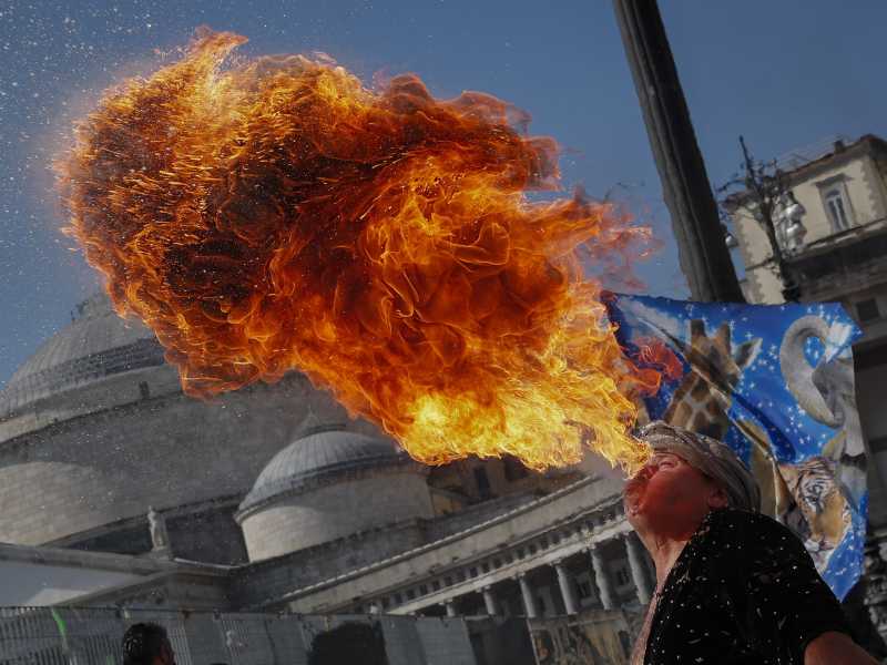 Un artista di strada "mangiafuoco" a Napoli (Foto di Salvatore Laporta/KONTROLAB/LightRocket via Getty Images)&nbsp;<br />