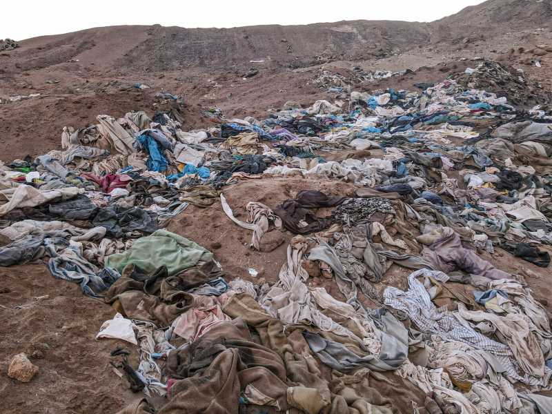 Abiti e scarti tessili nel deserto di Atacama in Cile (Foto di Lucas Aguayo Araos/Anadolu Agency via Getty Images)&nbsp;<br />