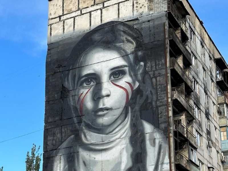Il murale putiniano nella Mariupol occupata dai russi