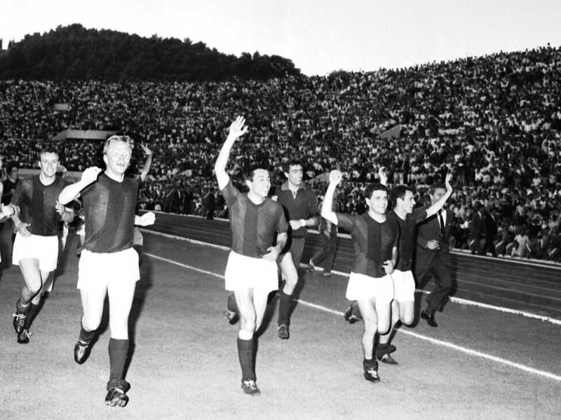 Il Bologna esulta allo stadio Olimpico di Roma il 7 giugno 1964 al termine dello spareggio per lo scudetto con l'Inter (foto Ansa)<br />