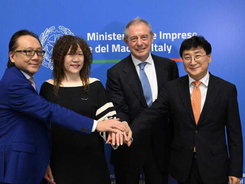 Da sinistra, Segat Sutardja, Weili Dai, il ministro Urso e Beyung Joon Han (Ana/Claudio Peri)&nbsp;<br />