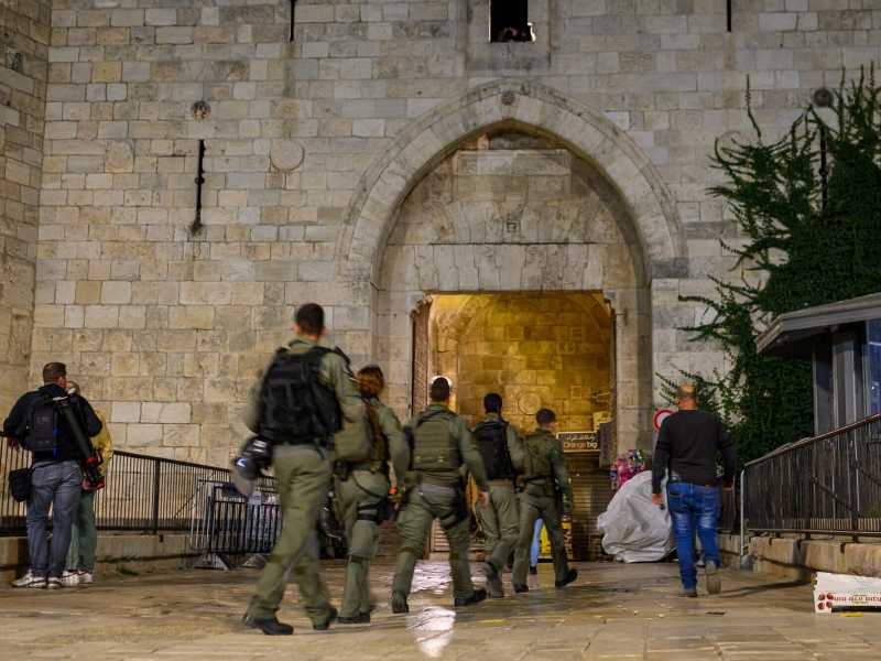 La polizia israeliana entra nella porta di Damasco prima delle preghiere serali del Ramadan l'11 marzo 2024 a Gerusalemme (Alexi Rosenfeld/Getty Images) <br />