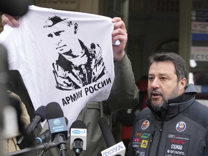 La maglietta con Putin sventolata in faccia a Salvini dal sindaco di Przemysl, in Polonia, nel marzo 2022 (LaPresse)&nbsp;<br />
