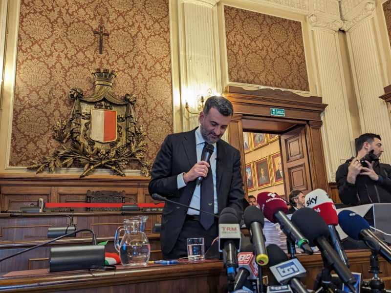 Lo show e le lacrime di Decaro: "Contro Bari una manovra della destra in Puglia"