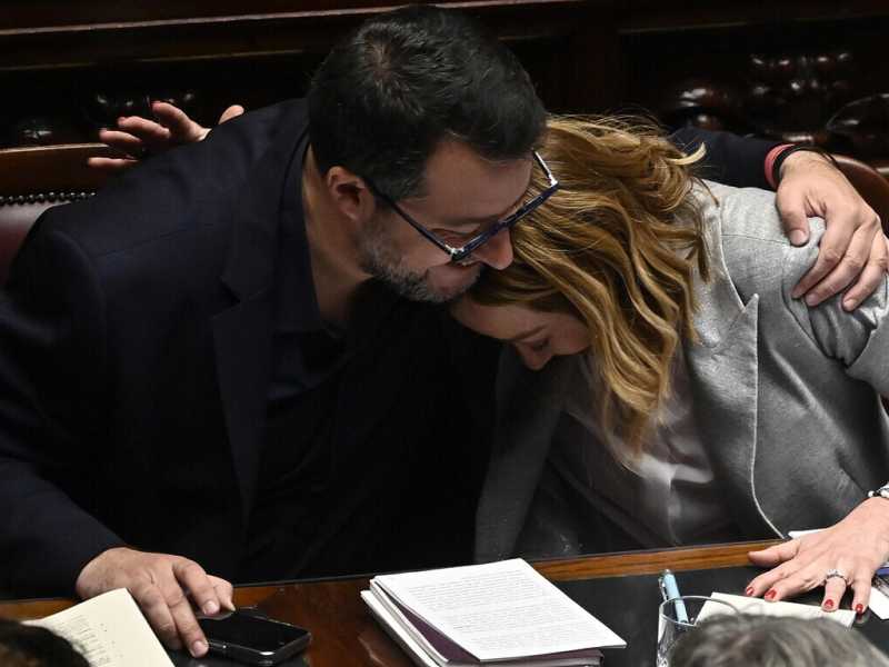 I baci non definitivi di Salvini a Meloni. La premier: "Fino alle europee sarà così"