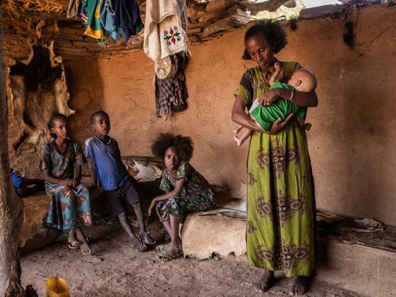 Muley Gebremedhin, 28 anni, tiene in braccio la figlia malnutrita di un anno nel distretto di Yechila. Tigray, Etiopia (Foto di Ed Ram/Getty Images) <br />
