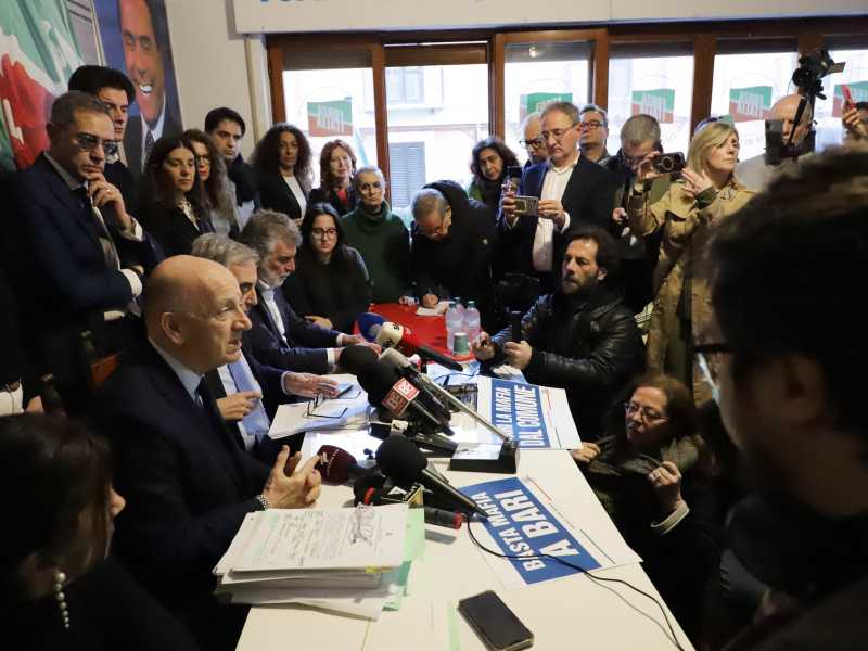 La conferenza stampa tenuta dal centrodestra a Bari il 22 marzo (foto Ansa)