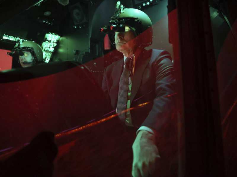 Il presidente russo Vladimir Putin nella cabina di un simulatore di volo (Mikhail Metzel, Sputnik, foto del Cremlino via AP) <br />