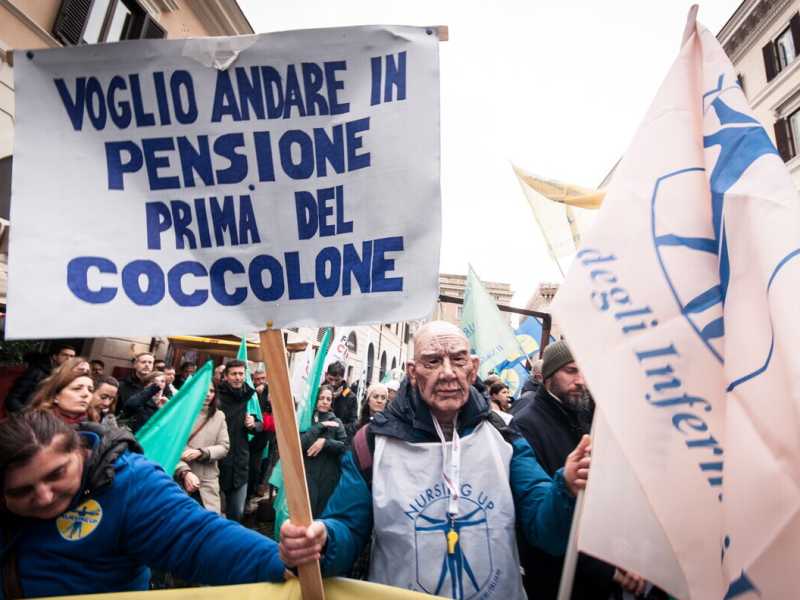 Un manifestante durante lo sciopero di medici, infermieri e personale sanitario dello scorso 5 dicembre a Roma - foto via Getty Images