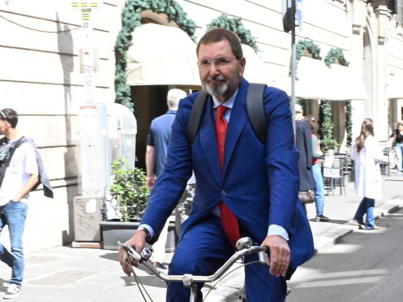  Ignazio Marino in bicicletta - foto Ansa
