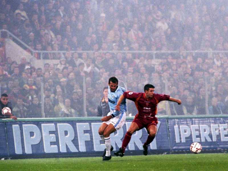  Vincent Candela e Giuseppe Favalli in azione durante Roma-Lazio del 1-11-1997 (foto LaPresse)<br />