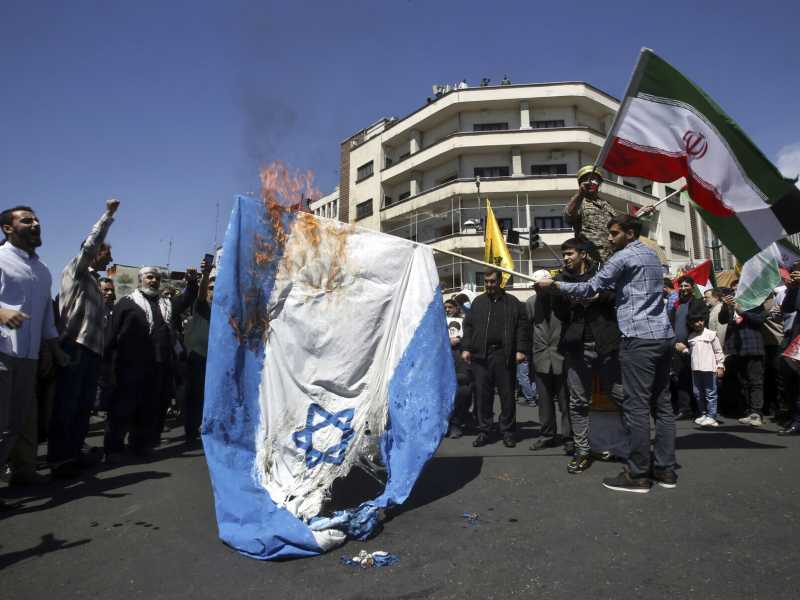 Una bandiera israeliana data alle fiamme venerd&igrave; scorso a Teheran (foto LaPresse)&nbsp;<br />