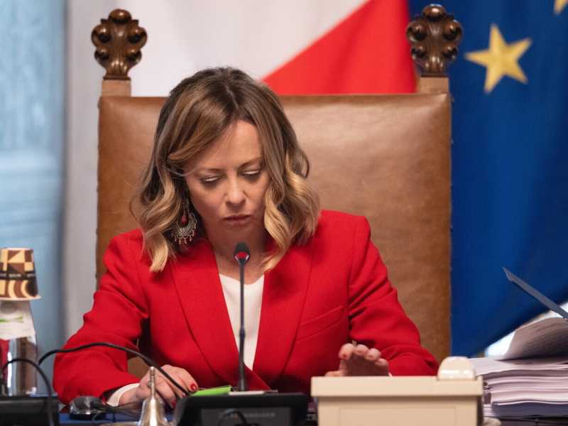 Meloni non ha gettoni elettorali per le europee e si butta sull'immigrazione. A partire dal piano Albania