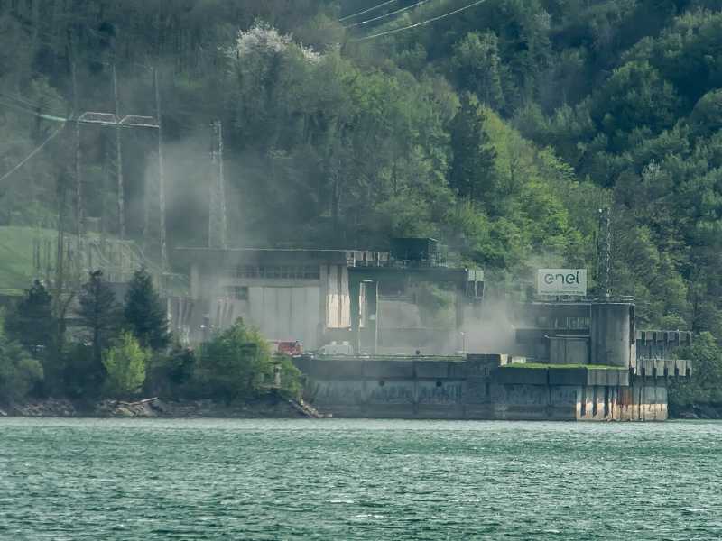 Il fumo dell'esplosione nella diga del Lago di Suviana - foto da Facebook